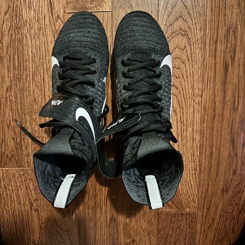 Nike alpha menace cleats, used once. Men’s 8.5. Black. very good condition.